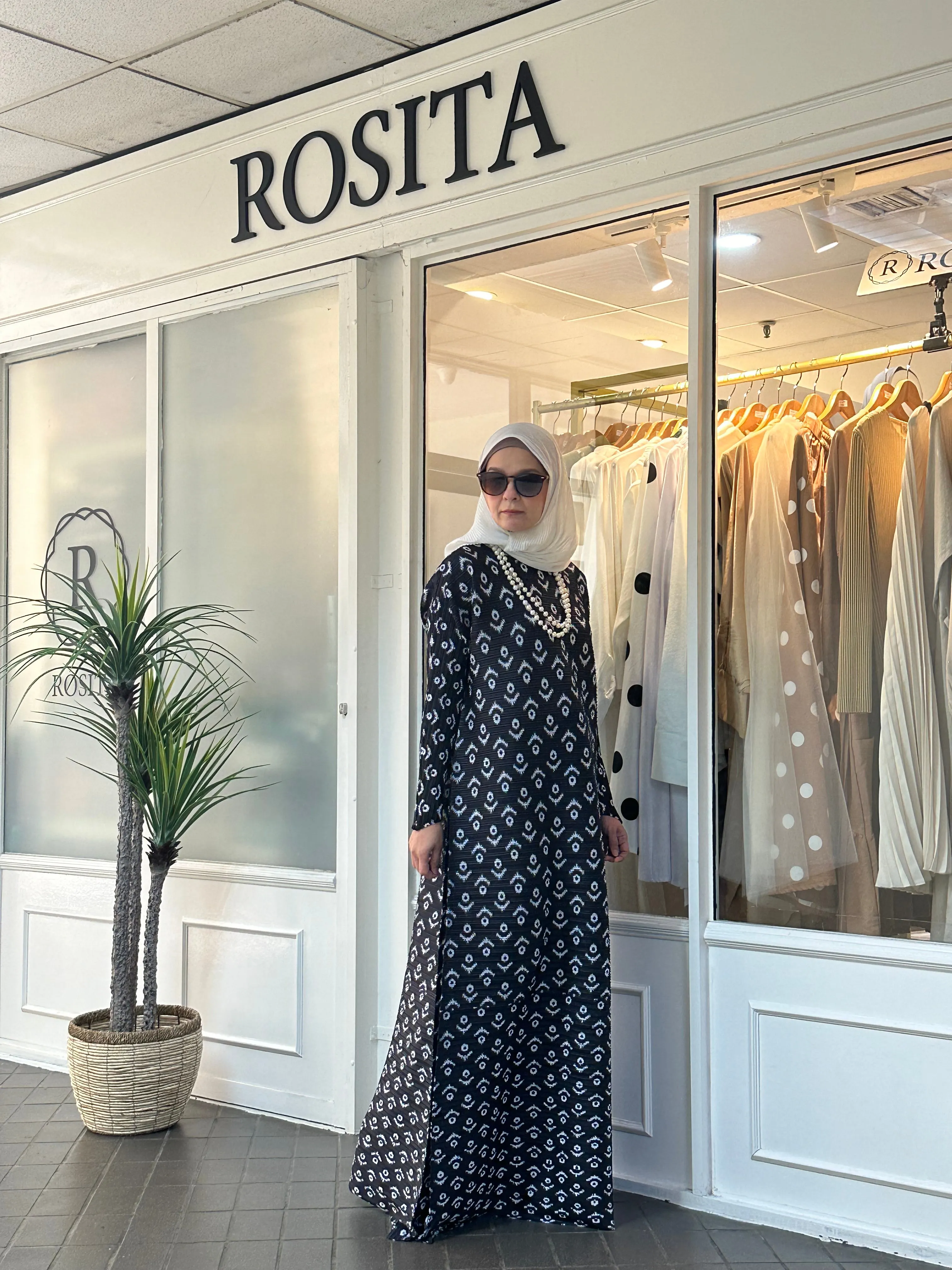 Lady Dewi Pleated Jubah in Black